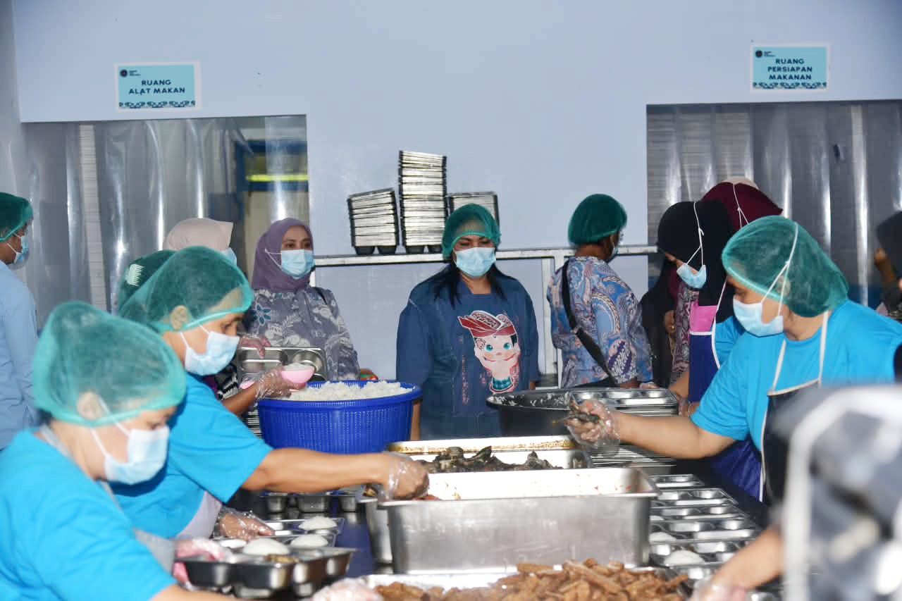 Ketua TP PKK Tapteng Tinjau SPPG Pastikan Kualitas Makanan 1 IMG 20261009 WA0067