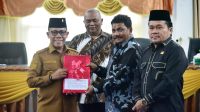 Bupati Masinton Sampaikan 3 Ranperda Strategis ke DPRD Tapteng, Berikut Daftarnya 2 IMG 20261012 WA0018
