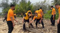 Polisi Aksi Bersih-Bersih di Pantai Holywood Pandan 1 WhatsApp Image 2026 10 16 at 01.35.09