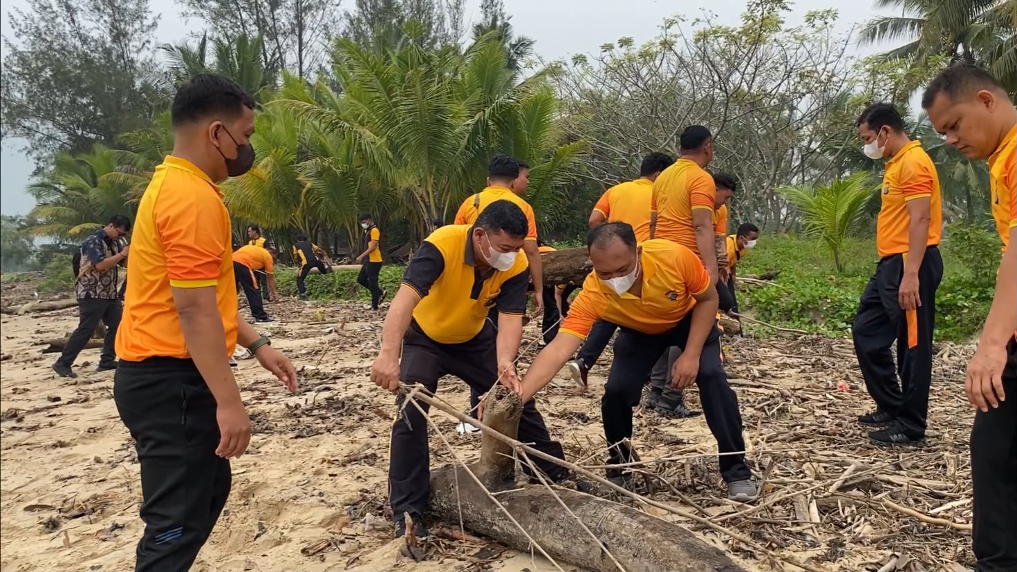 Polisi Aksi Bersih-Bersih di Pantai Holywood Pandan 1 WhatsApp Image 2026 10 16 at 01.35.09